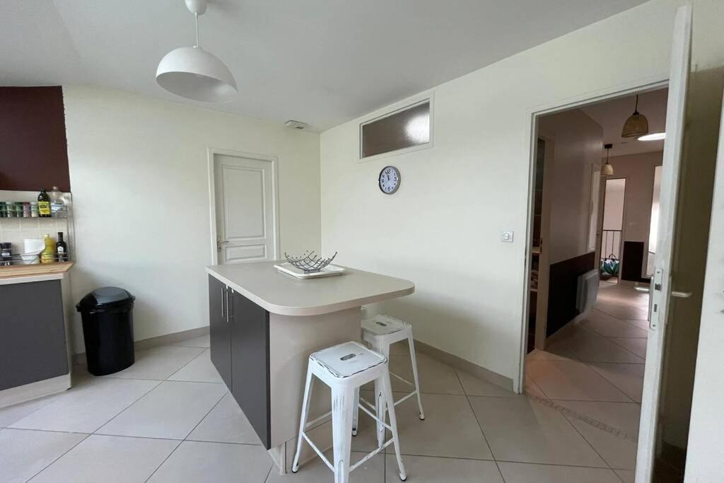 Superbe Appartement Avec 2 Chambres - 9 Personnes - Parking Prive Турнон-сюр-Рон Екстер'єр фото
